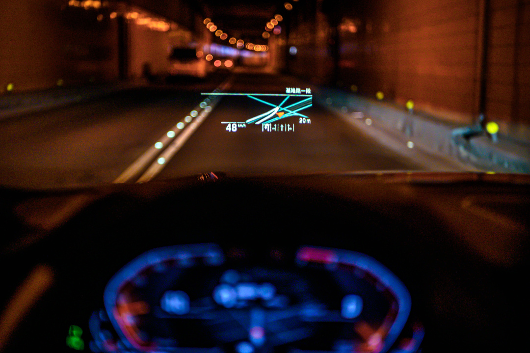 SMALL_[新聞照片三] 全新世代BMW 320i M Sport首發版升級全彩多功能「車況抬頭顯示器」，讓駕駛者在行車時能獲取最完整的行車資訊如時速、導航、超速警示等，大幅提升行駛過程中的安全性